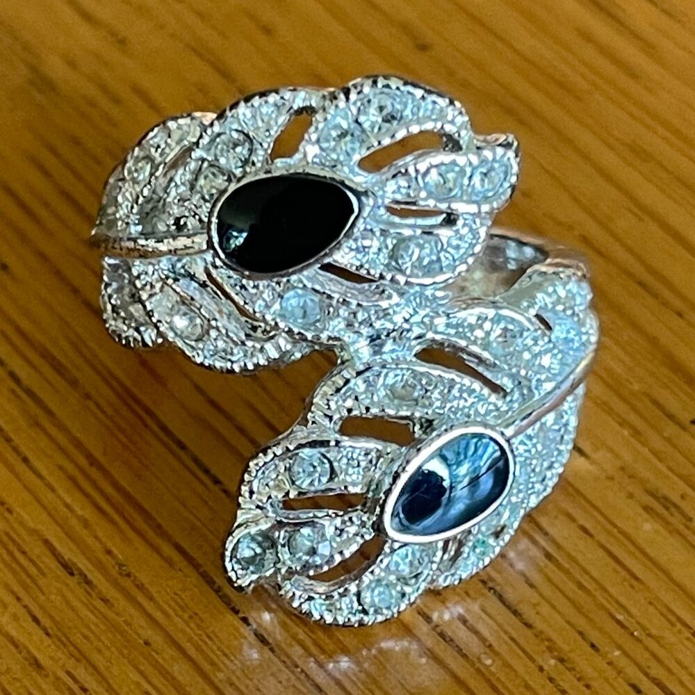 Vintage-Inspired Silver-Tone Leaf Ring with Faux Black Stones